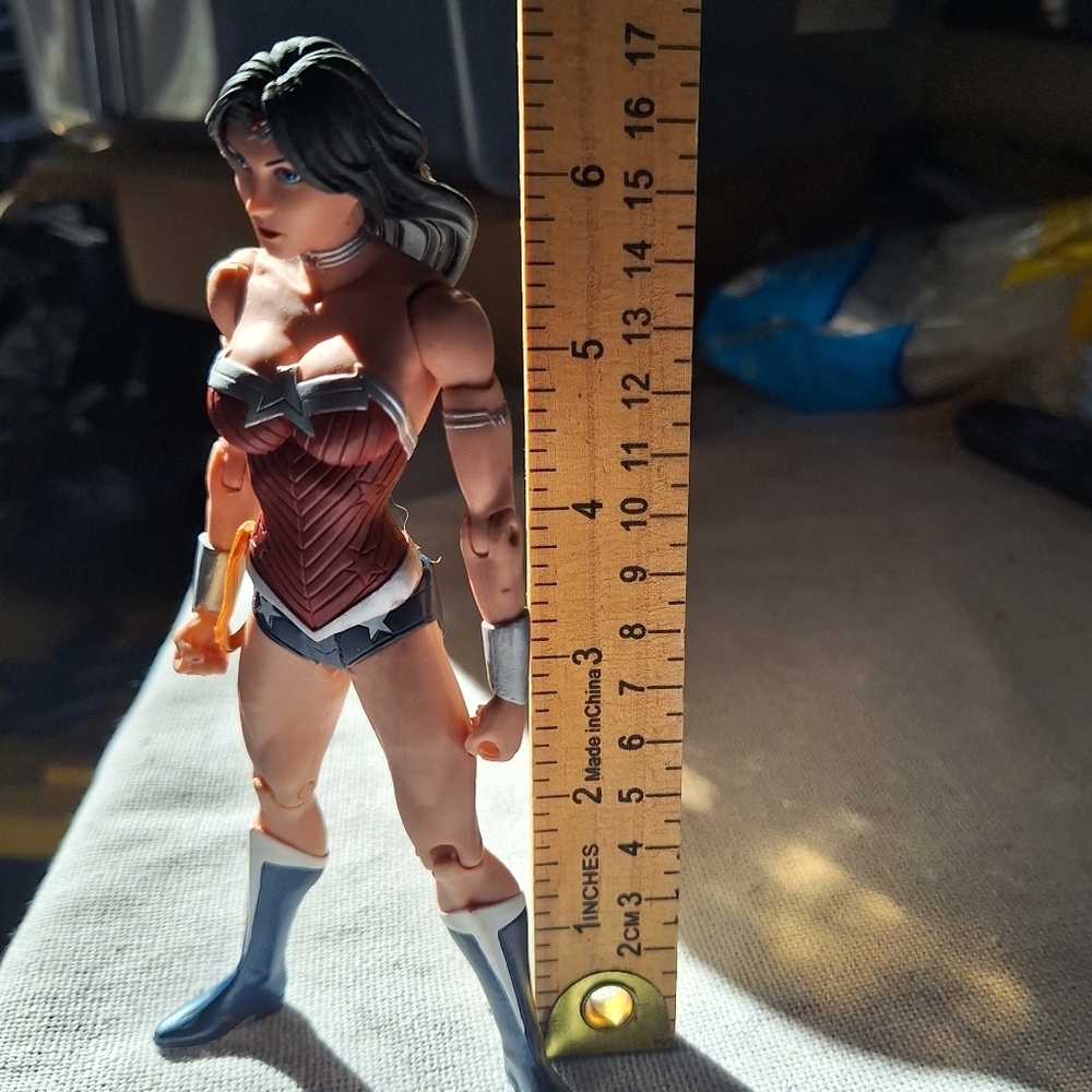 Wonder Woman Collectible Action Figure with Red & Silver Outfit DC Comics C05614 - Picture 12 of 12